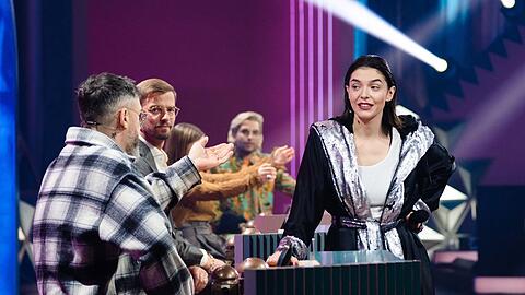 Im Boxermantel und zu den Klängen von Vangelis' "Conquest Of Paradise" betrat Wildcard-Gewinnerin Helena das Studio.