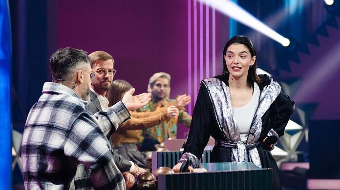 Im Boxermantel und zu den Klängen von Vangelis' "Conquest Of Paradise" betrat Wildcard-Gewinnerin Helena das Studio.