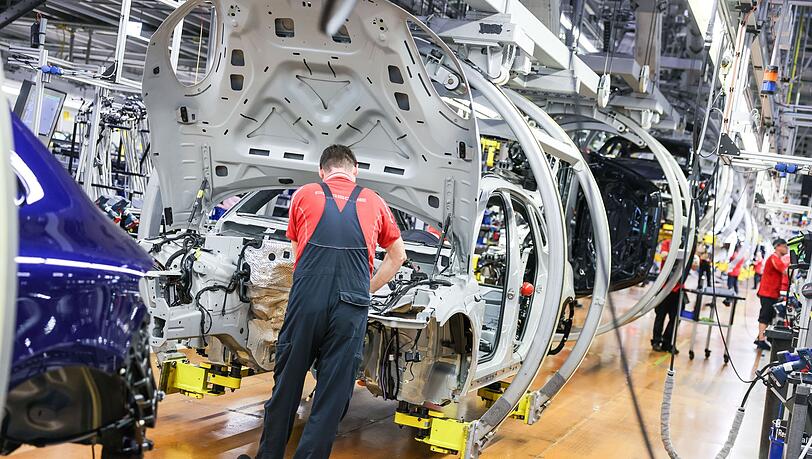 Ein Arbeiter in der Industrie - dort wollen die Unternehmen besonders stark Jobs abbauen. (Archivbild)