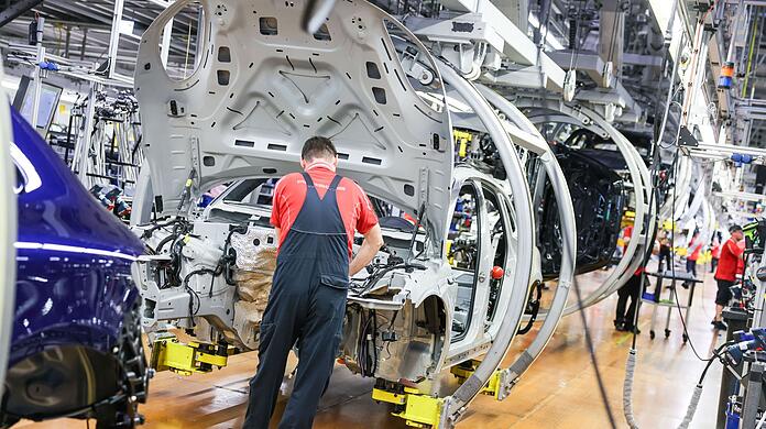 Ein Arbeiter in der Industrie - dort wollen die Unternehmen besonders stark Jobs abbauen. (Archivbild)