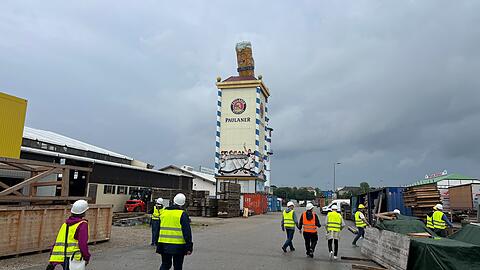 Noch ist viel zu tun bis zum großen Anstich auf der Wiesn. Bei Führungen der Stadt können sich Interessierte ein Bild von der Mega-Baustelle machen.