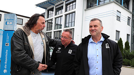 Sehen wir uns am 17. Mai? Allesfahrer Roman W&ouml;ll mit 1860-Cheftrainer Markus Kauczinski, daneben L&ouml;wen-Gesch&auml;ftsf&uuml;hrer Manfred Paula (v.l.)