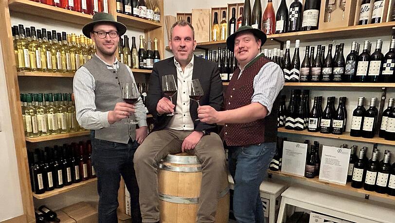Johann Menzinger (l.), Christian Dauber (M.) und Michael Hanslik wollen mit ihrem Verein den Weinanbau in die Stadt zur&uuml;ck bringen.