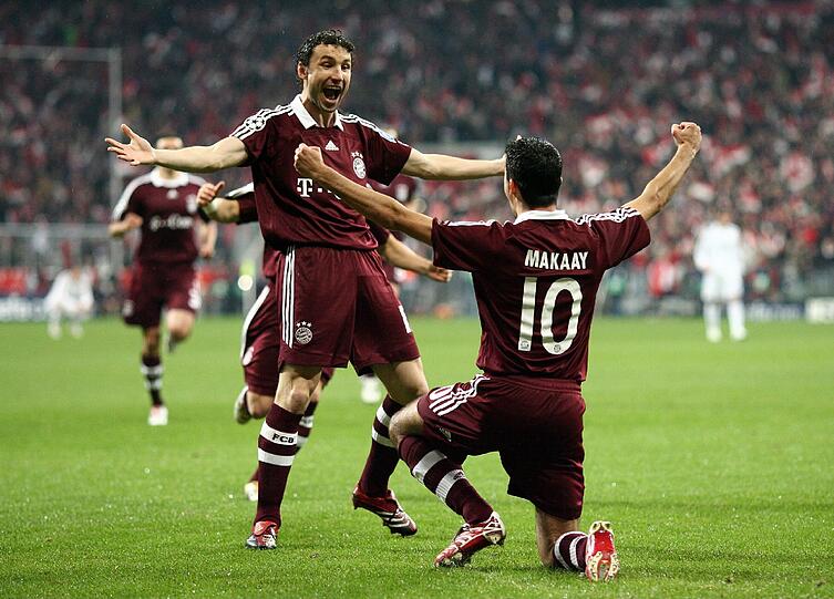... war ohrenbetäubend. Hier stürmt der damalige Bayern-Kapitän van Bommel heran, Torschütze Makaay wird unter einer Jubeltraube...