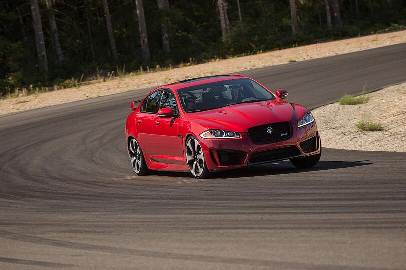 300 km/h schnell und in 4,6 Sekunden auf Tempo 100: Den Jaguar XFR-S wird man wohl nur auf der Rennstrecke voll ausfahren können.