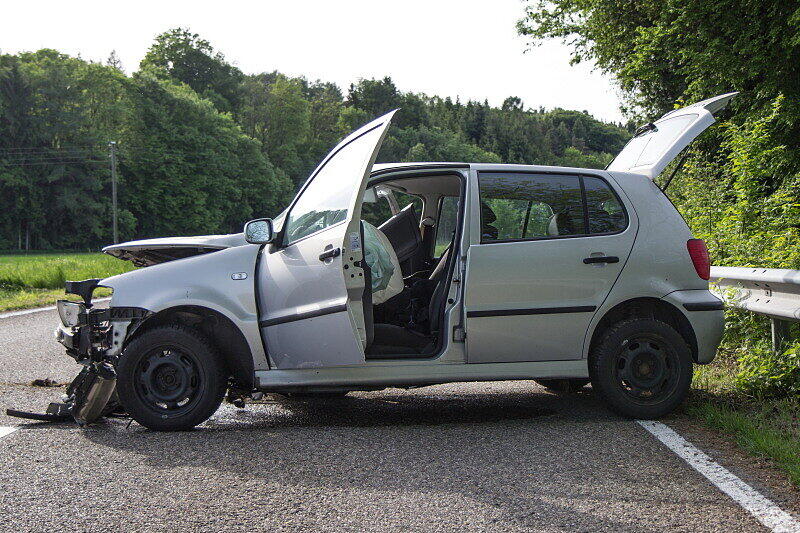 Schwer vorstellbar, dass der Fahrer dieses Wagens nahezu unverletzt blieb. Die Bilder vom Unfallort.