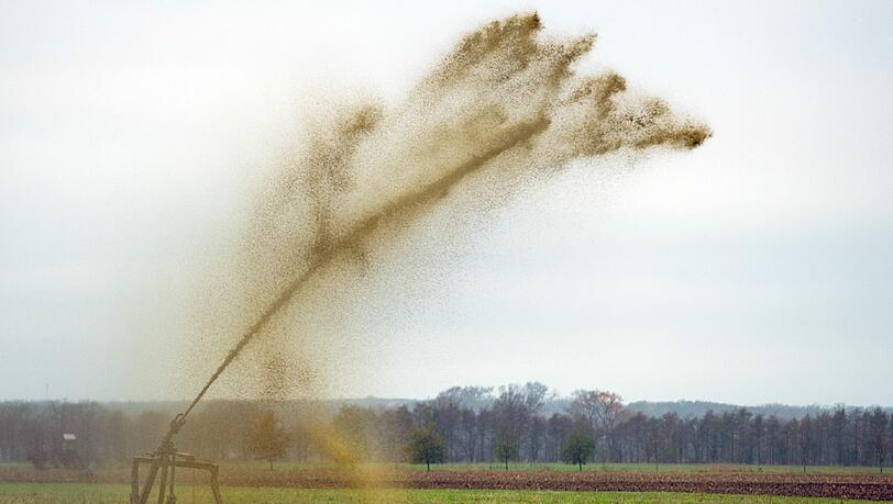 Die Feuerwehr aus Thanning pumpte die Gülle aus dem Bach ab und verteilte es auf umliegende Felder. (Symbolbild) Die Feuerwehr aus Thanning pumpte die Gülle aus dem Bach ab und verteilte es auf umliegende Felder. (Symbolbild)