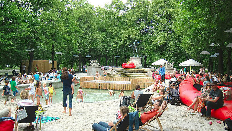 War’s das mit dem Kulturstrand? Am Vater-Rhein-Brunnen sollen nach Willen des KVR heuer nicht die Urbanauten das Sagen haben. Stattdessen soll die Urban League GmbH ihr „Great Bavaria Reef“ aufziehen dürfen. War’s das mit dem Kulturstrand? Am Vater-Rhein-Brunnen sollen nach Willen des KVR heuer nicht die Urbanauten das Sagen haben. Stattdessen soll die Urban League GmbH ihr „Great Bavaria Reef“ aufziehen dürfen.