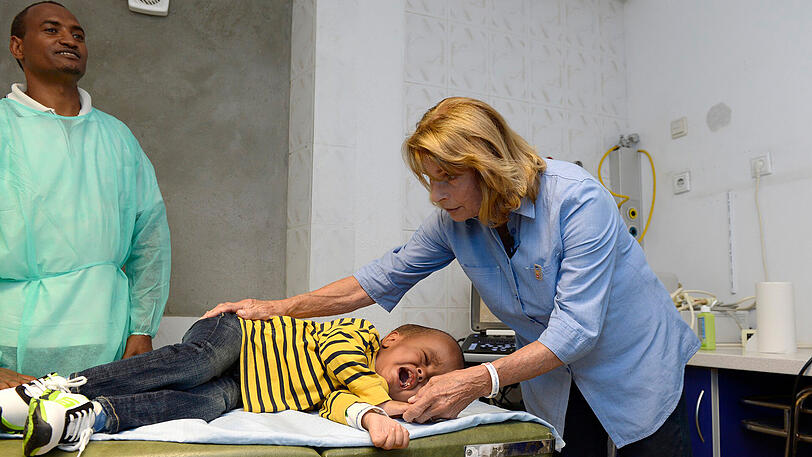 Senta bei der Untersuchung des kleinen Patienten Johannes in der Kinder-Klinik im Orotta-Hospital.