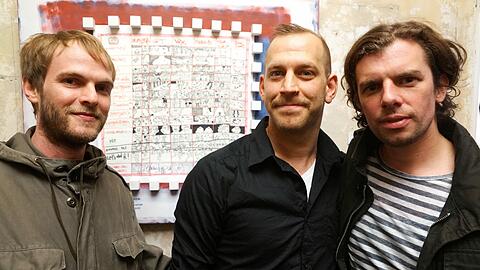 Lieder zum Aufhängen: Die Sportfreunde Peter, Flo und Rüdiger (v.l.) bei der Vernissage in der &bdquo;Truk Tschechtarow&ldquo;.