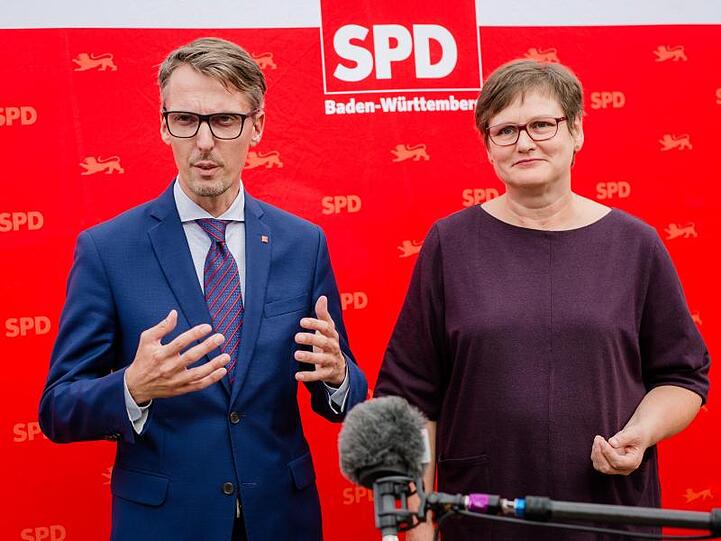 Die SPD-Vorsitzende Leni Breymaier gewinnt das Mitgliedervotum knapp, will aber nicht wieder für den Landesvorsitz antreten - im Gegensatz zu ihrem unterlegenen Stellvertreter Lars Castellucci.