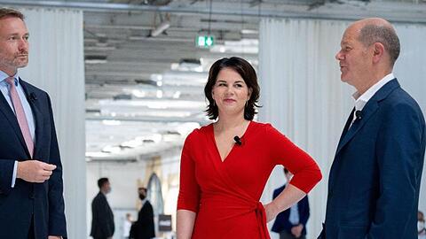 Christian Lindner (l-r, FDP), Annalena Baerbock (Grüne) und Olaf Scholz (SPD). Die umworbenen kleineren Partner haben schon einen Gesprächsfaden gefunden - nun starten auch die größeren Parteien in konkrete Sondierungen.