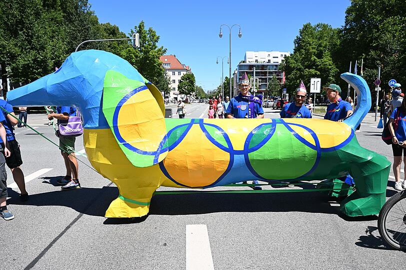 Ein bunter Riesendackel in den olympischen Farben.