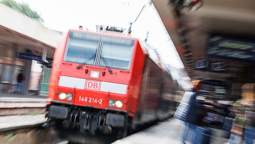 Die Regionalbahn war unterwegs von Nürnberg nach München – als zwei Teenager in Eching die Gleise überqueren wollten. (Symbolbild)