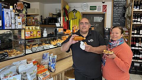 Die Eheleute Maria und Bernardo dos Reis in ihrem Geschäft. Seit fast 30 Jahren importieren sie Lebensmittel aus Portugal und Brasilien.