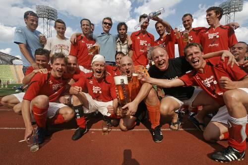 So sehen Sieger aus: Die Kicker des FC Fußballklub feierten ihren Sieg über Sparta Stahlbad mit viel Bier.
