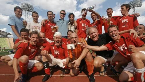 So sehen Sieger aus: Die Kicker des FC Fußballklub feierten ihren Sieg über Sparta Stahlbad mit viel Bier. So sehen Sieger aus: Die Kicker des FC Fußballklub feierten ihren Sieg über Sparta Stahlbad mit viel Bier.