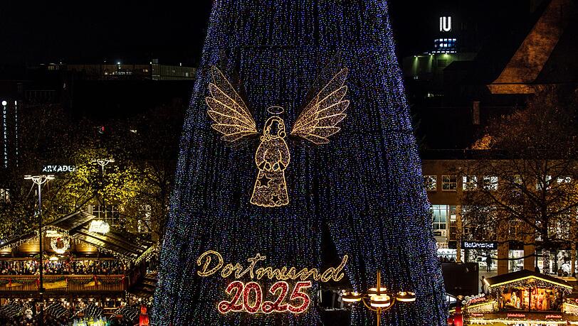 140.000 LEDs sorgen für die Beleuchtung des riesigen Baums.