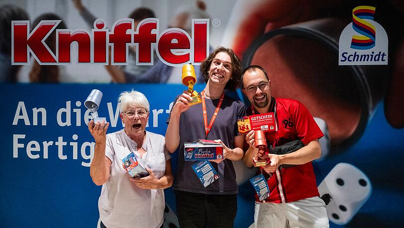 Die Besten: Katharina Lehmann (2. Platz, l-r), Lennart Fiedler (1. Platz), und Nico Richard (3. Platz). Die Besten: Katharina Lehmann (2. Platz, l-r), Lennart Fiedler (1. Platz), und Nico Richard (3. Platz).