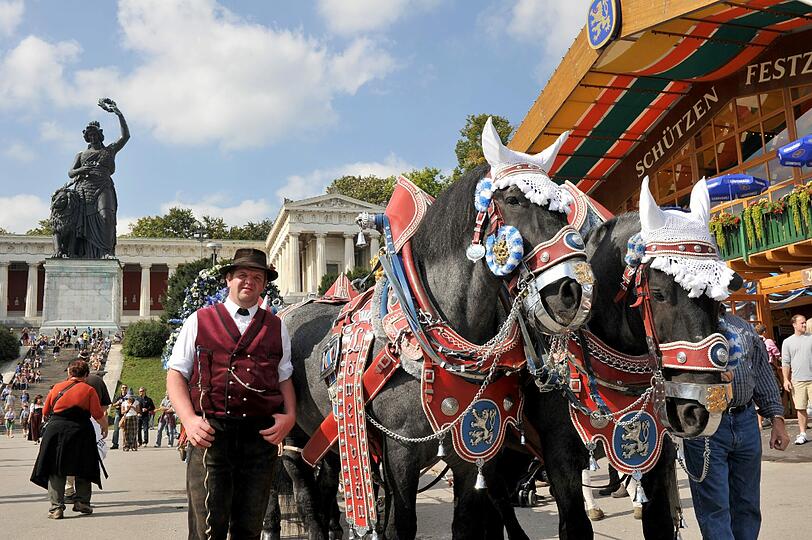 3,5 Millionen Gäste aus aller Welt: Zur Wiesn-Halbzeit wurden 3,4 Millionen Maß Bier getrunken. Bei den Münchnern war besonders der nostalgische Festbereich der &bdquo;Oidn Wiesn&ldquo; beliebt &ndash; etwa 200 000 Besucher waren dort schon zu Gast. Die Zwischenbilanz von Polizei und Rettungskräften fällt positiv aus.