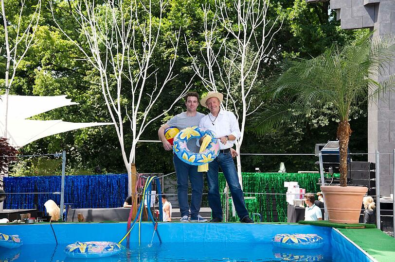 Geschäftsführer Franz Rauch und Rado Pavlov albern schon mit Gummitierchen am Pool herum.