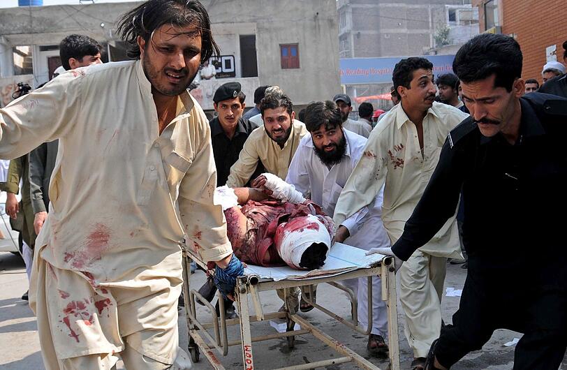 Viele Verletzte und Tote nach einem Anschlag auf einen Markt nahe Peshawar im Nordwesten Pakistans. Foto: Arshad Arbab