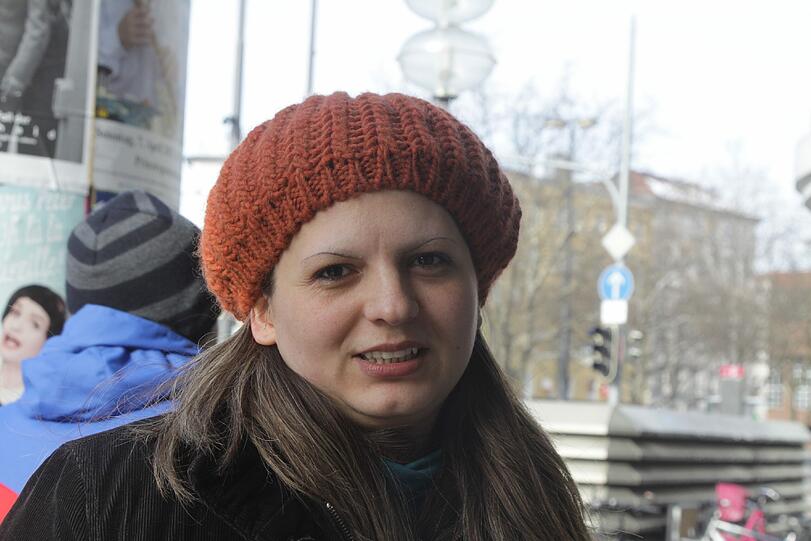 Sonja B. (33), Angestellte: Papst Benedikt hat in letzter Zeit wirklich schlecht ausgesehen. Ich selbst bin nicht katholisch, aber für die Gläubigen spielt er eine wichtige Rolle. Deshalb ist es spannend, wer ihm nachfolgt. Es wäre fair, wenn mal ein Afrikaner Papst werden würde.