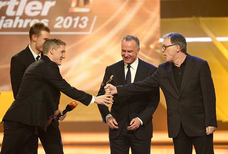 Die Mannschaft des Jahres, der FC Bayern München, vertreten durch Holger Badstuber (l-r), Bastian Schweinsteiger und Vorstandschef Karl-Heinz Rummenigge, bekommt von ZDF-Comedian Wolfgang Trepper den Preis überreicht.
