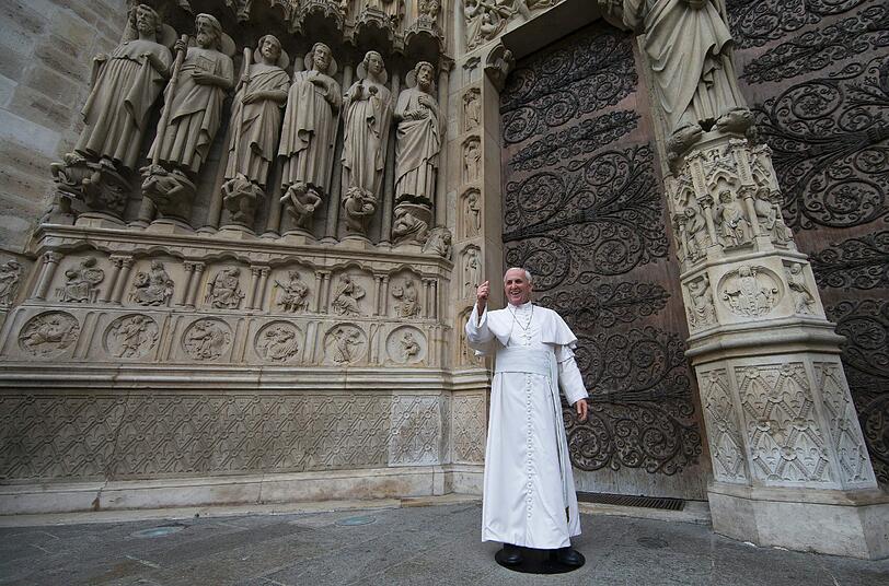 Die Wachsfigur von Papst Franzikus wurde vor der Kathdrale Notre-Dame in Paris der Öffentlichkeit präsentiert