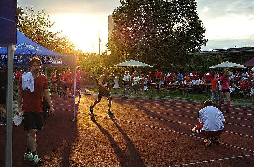 Der Sommernachtslauf im Olympiapark konnte mit 1.900 Teilnehmern einen neuen Rekord verbuchen. Klicken Sie sich durch die Bilderstrecke.