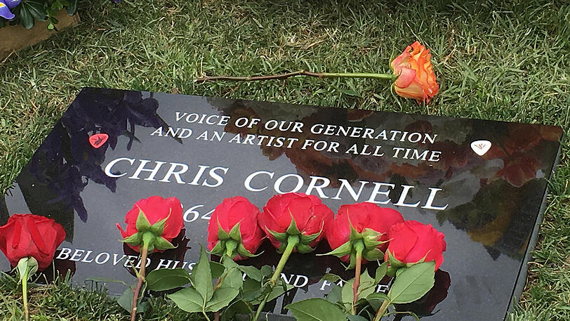 Blumen liegen auf dem Grab des Soundgarden-Sängers Chris Cornell, der auf dem Friedhof "Hollywood Forever Cemetery" in Los Angeles beigesetzt wurde.