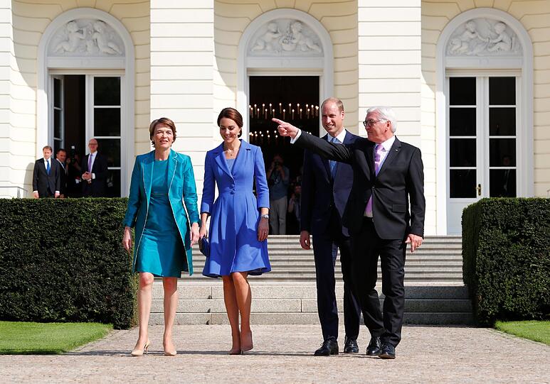 Bundespräsident Frank-Walter Steinmeier und seine Frau Elke Büdenbender unterhalten sich mit dem britischen Prinzen William und seiner Frau, Herzogin Kate, im Garten von Schloss Bellevue.