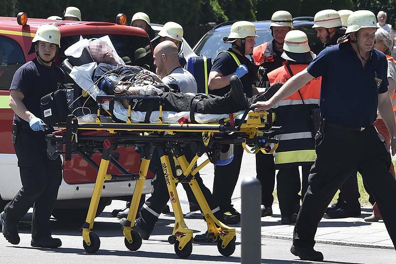 In der Garage des Gymnasiums brannten drei Autos. Die Bilder vom Feuerwehreinsatz.