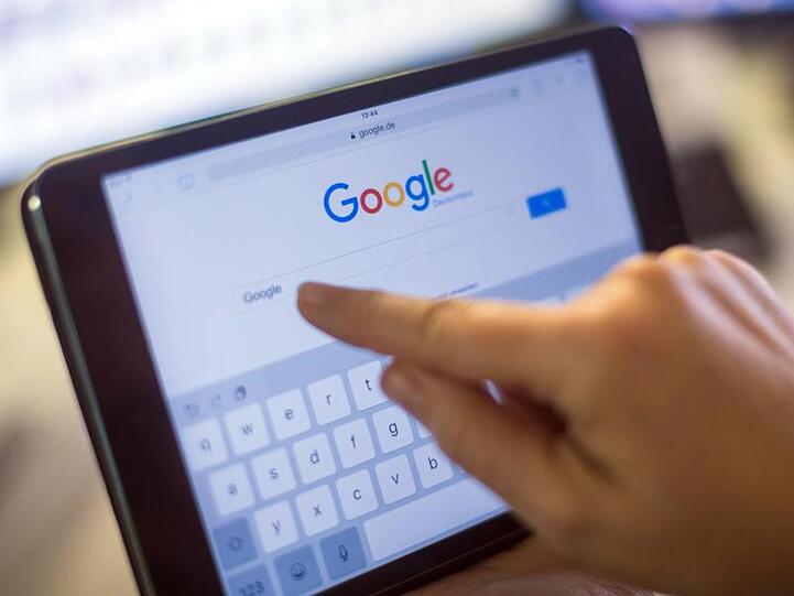 Plattformen wie Google News sollen für das Anzeigen von Artikel-Ausschnitten in ihren Suchergebnissen künftig Geld an die Verlage zahlen.