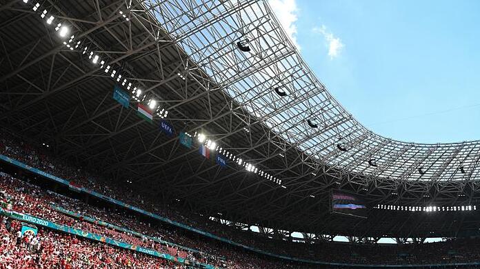Das Stadion ist bereits vor dem Anpfiff voll besetzt.