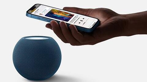 Nutzerinnen und Nutzer können unter anderem über den HomePod mini und das iPhone auf Siri zugreifen.