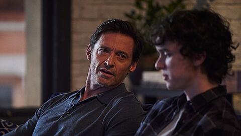 Hugh Jackmann (l.) sorgt sich um seinen Sohn Nicholas (Zen McGrath).