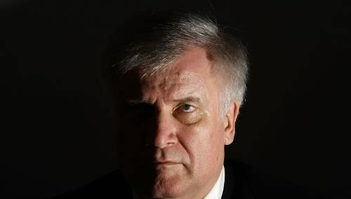 Peitsche statt Plätzchen: Horst Seehofer greift an. Peitsche statt Plätzchen: Horst Seehofer greift an.