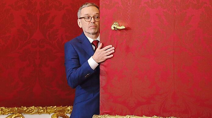 Österreichs FPÖ-Chef Herbert Kickl verlässt das Präsidialamt nach einem Treffen mit Bundespräsident Van der Bellen.