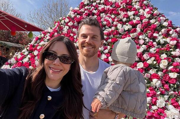 Laura und Jonas Hofmann zeigen sich stolz mit ihrem Sohn, der im Sommer 2025 geboren ist. Laura und Jonas Hofmann zeigen sich stolz mit ihrem Sohn, der im Sommer 2025 geboren ist.