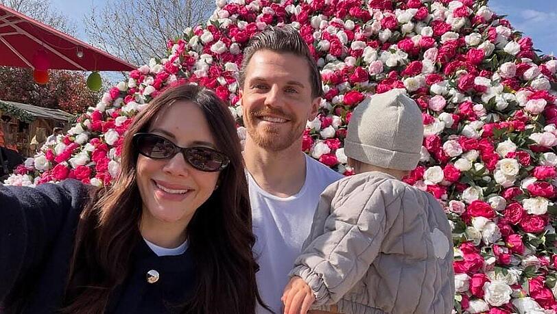 Laura und Jonas Hofmann zeigen sich stolz mit ihrem Sohn, der im Sommer 2025 geboren ist.