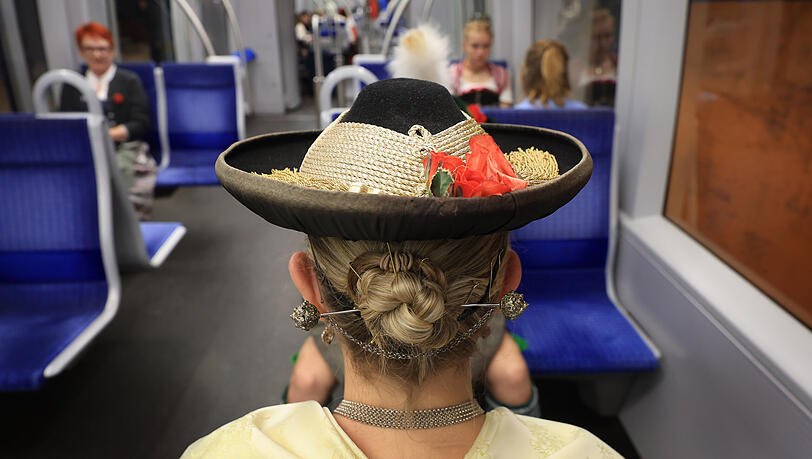 Die MVG r&auml;t, die U3 und die U6 f&uuml;r die An- und Abreise zur Wiesn zu nutzen. Die U-Bahnh&ouml;fe Goetheplatz und Poccistra&szlig;e liegen nur wenige Gehminuten vom Festplatz entfernt.