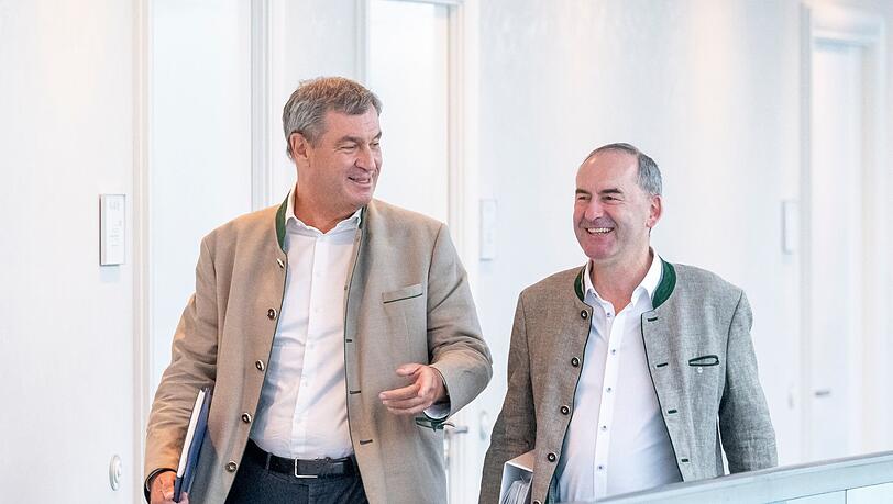 Markus Söder und Hubert Aiwanger stehen im neuen "Bayerntrend" ziemlich stabil da. (Archivbild) Markus Söder und Hubert Aiwanger stehen im neuen "Bayerntrend" ziemlich stabil da. (Archivbild)