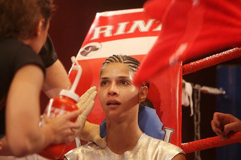 Micaela sitzt in der Ring-Ecke.