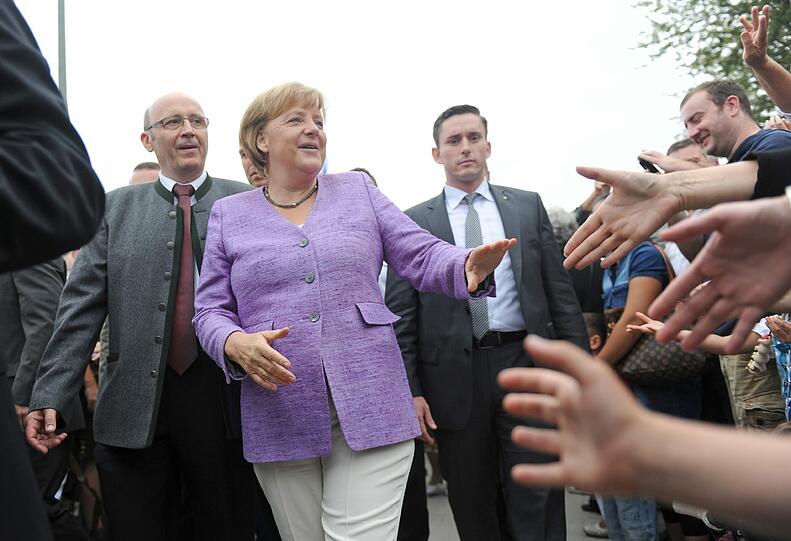 Oans, zwoa, gsuffa. Auf dem Gillamooser Volksfest pflegt Angela Merkel bayerische Gewohnheiten.