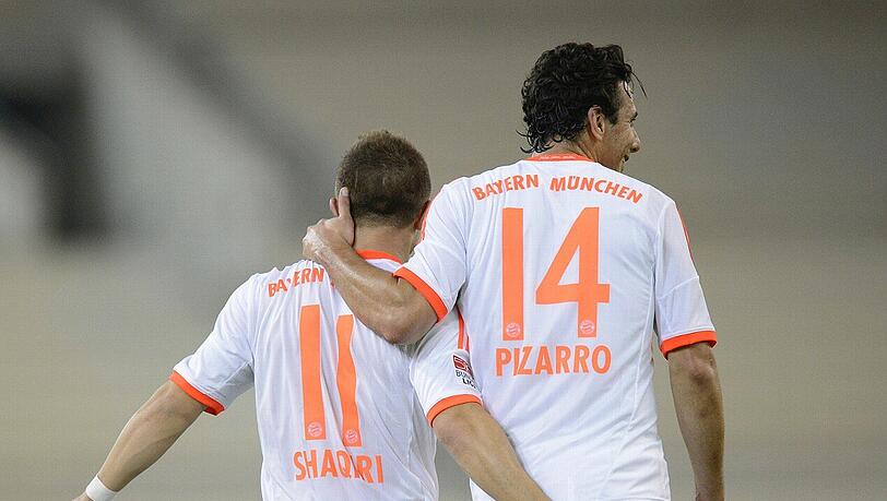 Xherdan Shaqiri (li.) und Claudio Pizarro umarmen sich in einem Testspiel. In der Meisterschaft werden sie zweite Wahl sein.