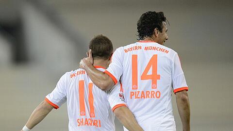 Xherdan Shaqiri (li.) und Claudio Pizarro umarmen sich in einem Testspiel. In der Meisterschaft werden sie zweite Wahl sein.
