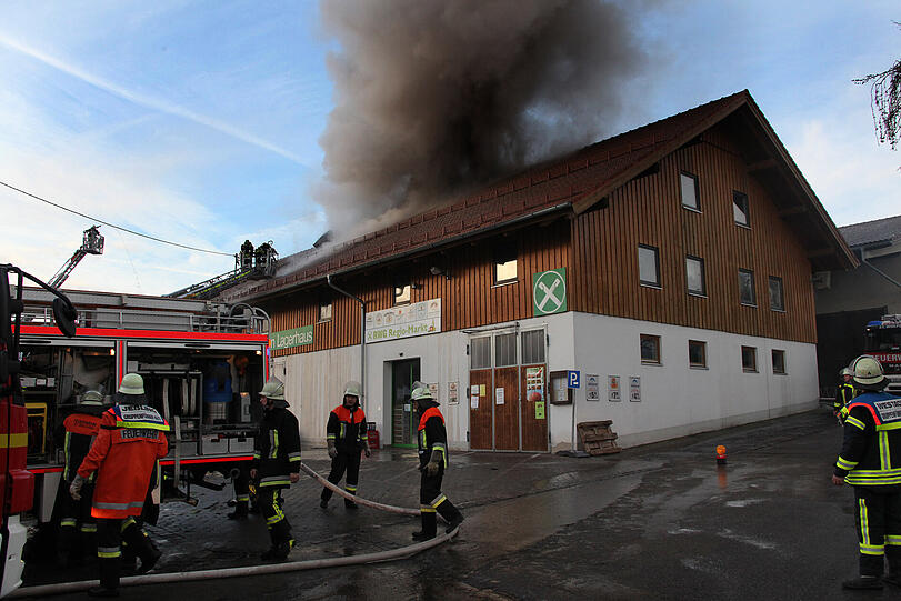 Brand in einer Lagerhalle in St. Wolfgang. Wir haben die Bilder...