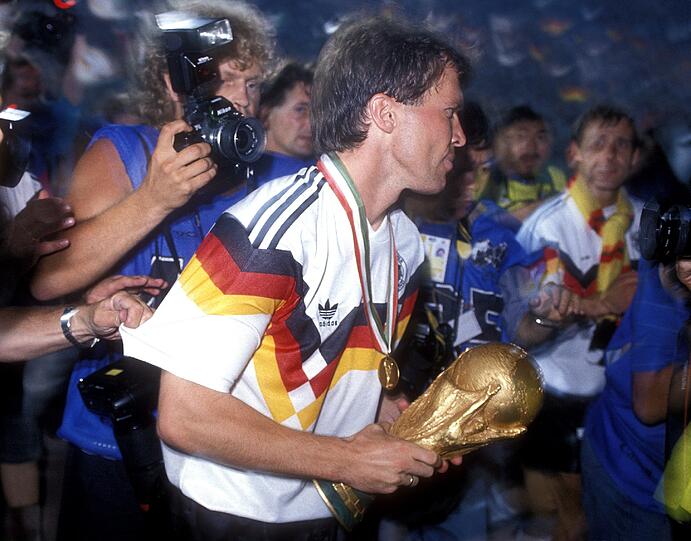 Lothars Vorgänger: Wie Matthäus war auch Antonio Carbajal aus Mexiko fünf Mal dabei. Nun kommt Gigi Buffon (Italien) hinzu. Einzig der Brasilianer Cafu stand drei Mal im Finale (1994, 1998, 2002).
