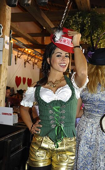 Ein Trachten-Aussetzer vom Allerfeinsten: Fernanda Brandao in goldfarbenen Hotpants auf der Wiesn.